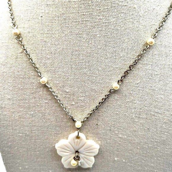 Vintage-Inspired Freshwater Pearl & Flower Pendant Necklace - Picture 1 of 5